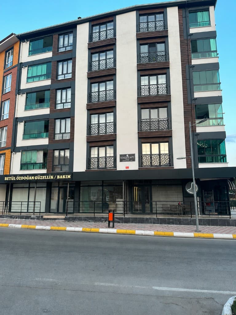 Adalet Apartmanı